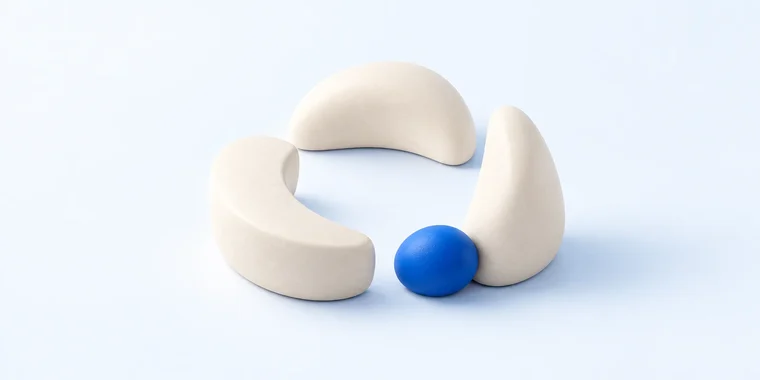 Trois formes différentes entourent un espace à compléter, avec une petite pièce bleue.